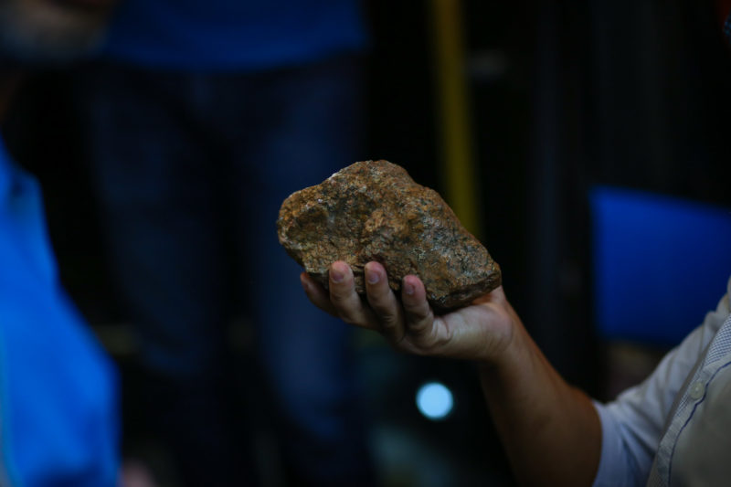 Pedra que atingiu o volante Mathias Villasanti – Foto: Lucas Uebel/Gremio FBPA/ND
