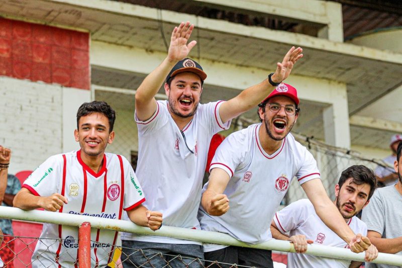 Uma cidade empolgada com o futebol do Herc&iacute;lio Luz – Foto: Gustavo Mej&iacute;a/HLFC