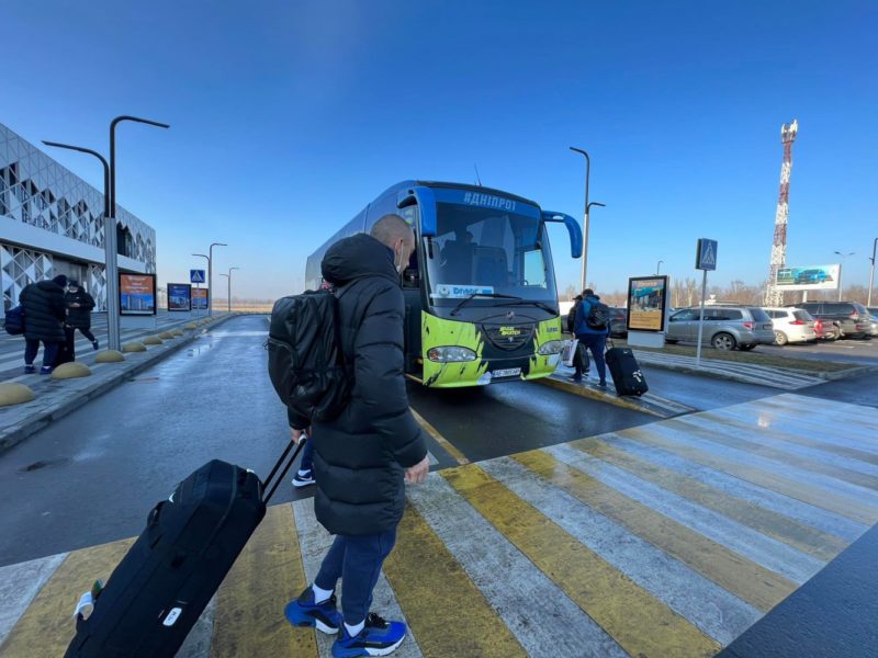 Atletas deixaram a Turquia ap&oacute;s treinarem na pr&eacute;-temporada e retornaram para a Ucr&acirc;nia nesta quarta-feira &mdash; Foto: Sport Club Dnipro-1/ND