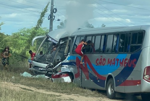 As pessoas estavam saindo dos &ocirc;nibus enquanto ele pegava fogo – Foto: Voz da Bahia/Reprodu&ccedil;&atilde;o/ND