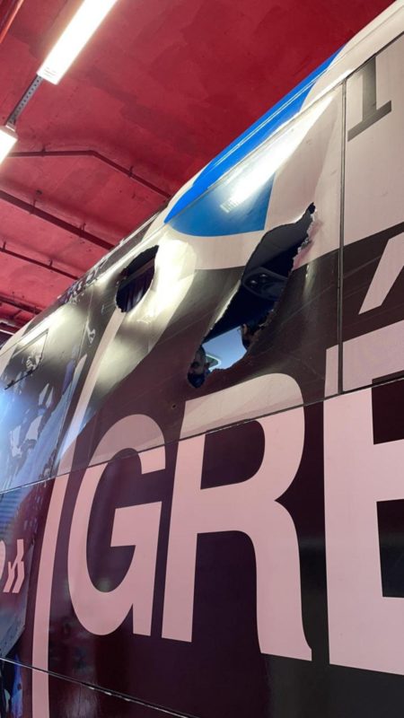 Marcas da viol&ecirc;ncia no ve&iacute;culo – Foto: Lucas Uebel/Gr&ecirc;mio/Divulga&ccedil;&atilde;o