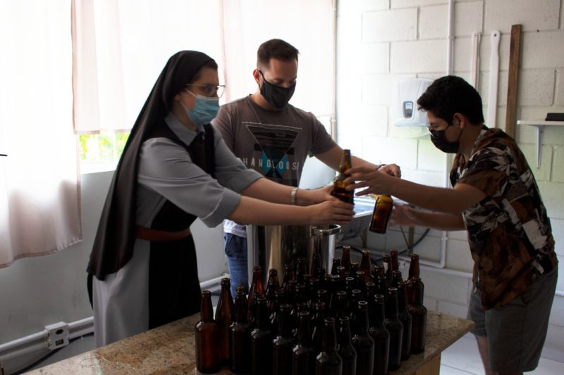 Monjas est&atilde;o estudando na Escola Superior de Cerveja e Malte (ESCM) e os planos da congrega&ccedil;&atilde;o s&atilde;o incluir a bebida no rol de produtos comercializados para manuten&ccedil;&atilde;o e apoio a outras comunidades – Foto: Divulga&ccedil;&atilde;o/ND