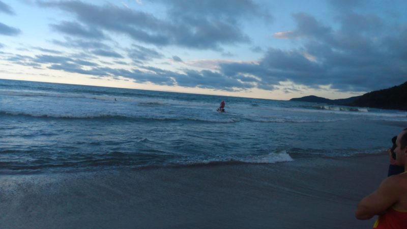 Buscas com a moton&aacute;utica foram feitas de imediato, mas o jovem j&aacute; havia se afogado – Foto: Corpo de Bombeiros/Reprodu&ccedil;&atilde;o