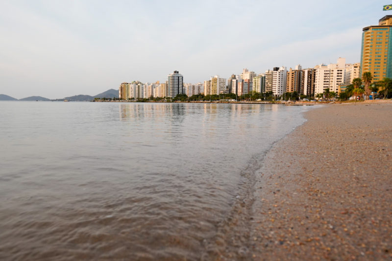 Para este s&aacute;bado (12), mar segue agitado em Santa Catarina – Foto: Ricardo Wolffenbuttel/Divulga&ccedil;&atilde;o/ND