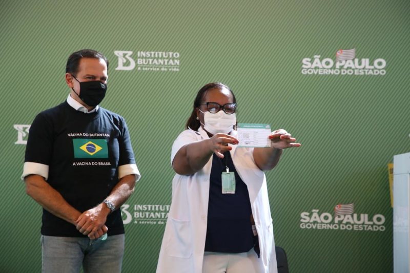 Enfermeira M&ocirc;nica Calazans foi a primeira pessoa vacinada no Brasil – Foto: Governo de S&atilde;o Paulo