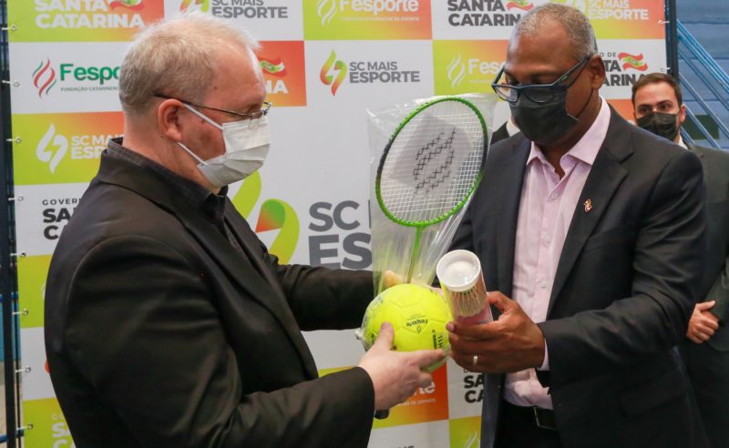 Presidente da Fesporte, Kelvin Soares (&agrave; dir.), entrega kit de badminton ao Instituto Estadual de Educa&ccedil;&atilde;o, em agosto do ano passado, antes desta licita&ccedil;&atilde;o impugnada – Foto: Julio Cavalheiro/Divulga&ccedil;&atilde;o/ND