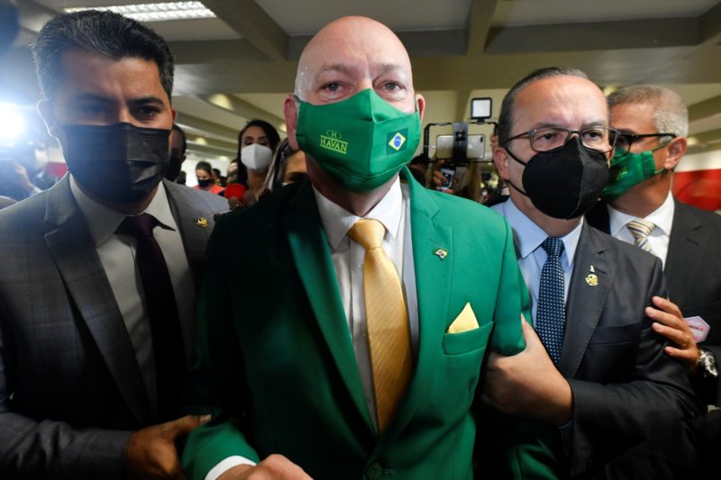 Senadores Jorginho Mello (PL), à esquerda, e Marcos Rogério (DEM-RO), à direita, acompanhando Luciano Hang até a sala de depoimento na CPI da Covid-19 no Senado