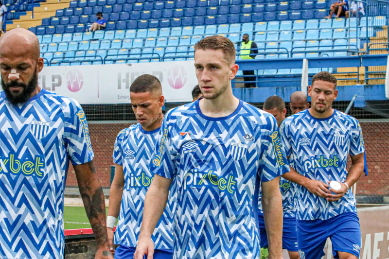 Arthur Chaves (centro) segue como titular no lugar de Bet&atilde;o – Foto: Frederico Tadeu/ND