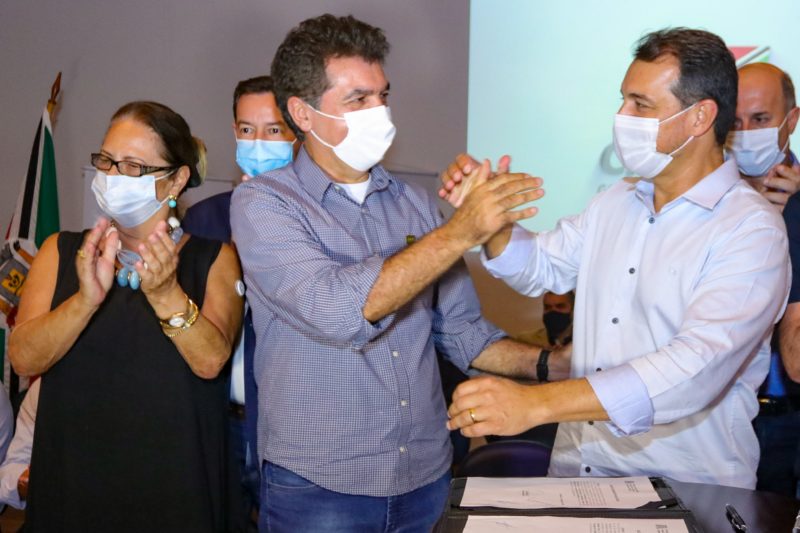 Ada de Luca bate palmas para Mois&eacute;s, que cumprimenta prefeito Cl&eacute;sio Salvaro, de Crici&uacute;ma, acompanhado por chefe da Casa Civil, Eron Giordani, e l&iacute;der do governo, Jos&eacute; Milton Scheffer – Foto: Mauricio Vieira/Divulga&ccedil;&atilde;o/ND