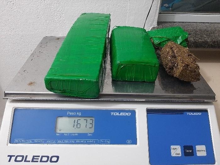 Policiais militares encontraram quase 2kg de maconha com dois jovens – Foto: Pol&iacute;cia Militar/Divulga&ccedil;&atilde;o