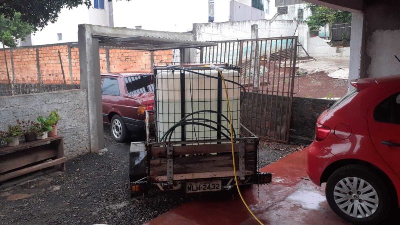 Moradores improvisam e buscam &aacute;gua com reservat&oacute;rios em outros bairros de Chapec&oacute; &mdash; Foto: Arquivo Pessoal/ND