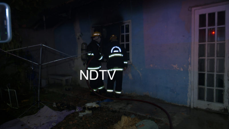 Casal de idosos conseguiu sair da casa com ajuda de familiares e vizinhos – Foto: Ricardo Alves/NDTV