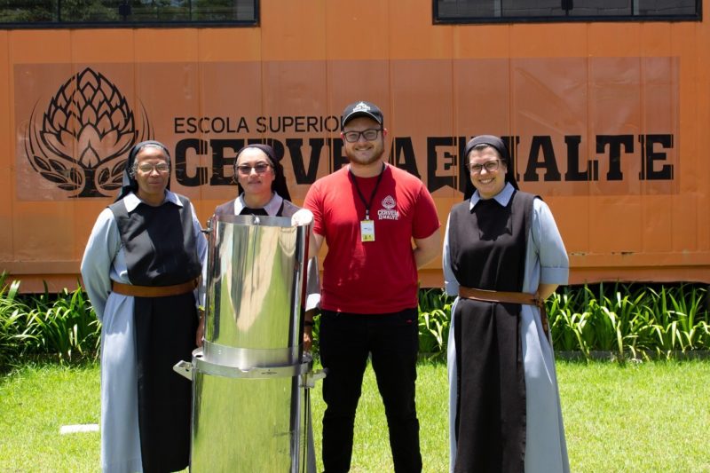 A Escola Superior de Cerveja e Malte deram cursos e equipamentos para as monjas estudarem mais sobre o produto – Foto: Divulga&ccedil;&atilde;o/ND