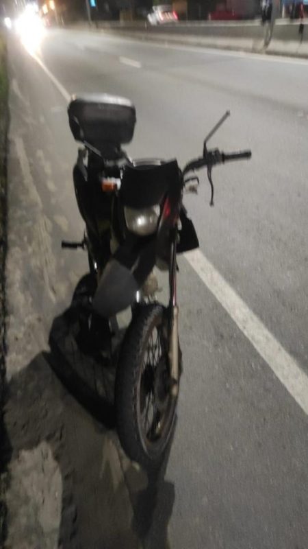 Motorista estava nesta motocicleta na hora do acidente – Foto: PMRv/Divulga&ccedil;&atilde;o/ND