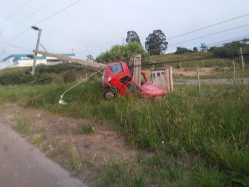 Motorista bateu o carro contra o poste de energia – Foto: CBMSC/Divulga&ccedil;&atilde;o/ND