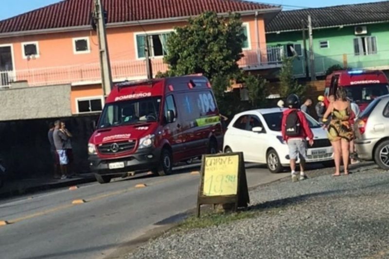 Motociclista foi atropelado ap&oacute;s se desequilibrar e cair – Foto: Reprodu&ccedil;&atilde;o/Internet