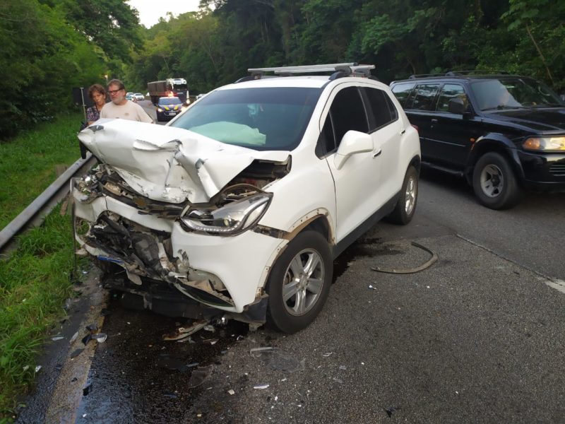 Colis&atilde;o frontal entre um Fiat/Uno de Balne&aacute;rio Cambori&uacute; (que vinha na contram&atilde;o) e um GM/Tracker da Argentina – Foto: Divulga&ccedil;&atilde;o/ND