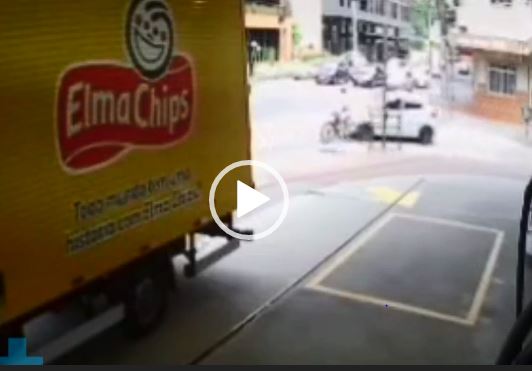 Acidente &eacute; registrado na nova ciclofaixa da rua 7 de Setembro, no Centro de Blumenau – Foto: Reprodu&ccedil;&atilde;o/ND