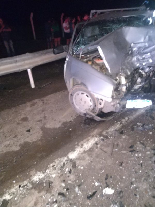 Carro ficou com a frente e o cap&ocirc; destru&iacute;dos ap&oacute;s bater com outro ve&iacute;culo – Foto: Pol&iacute;cia Militar Rodovi&aacute;ria