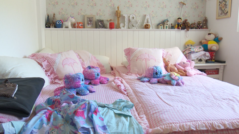 Tr&ecirc;s irm&atilde;s foram adotadas pelo casal – Foto: Alfa Stofelli/NDTV