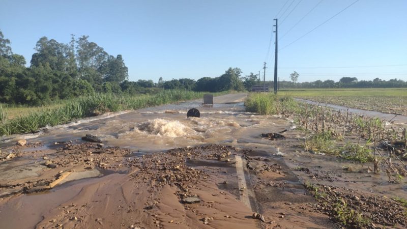 O rompimento da adutora da casan se deu as margens de uma estrada do interior de Nova Veneza, o que facilita o acesso. – Foto: Silmar Vieira