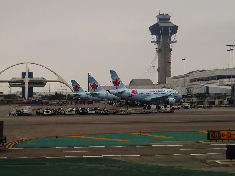 Homem quebrou perna após cair de avião