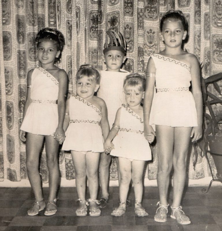 Da esq. para dir.: os irm&atilde;os Alba-L&uacute;cia, Roxane, Piazza Jr., Cristina e Maria de F&aacute;tima, em 1963, no Carnaval do Lira T&ecirc;nis Clube – Foto: Divulga&ccedil;&atilde;o/ND