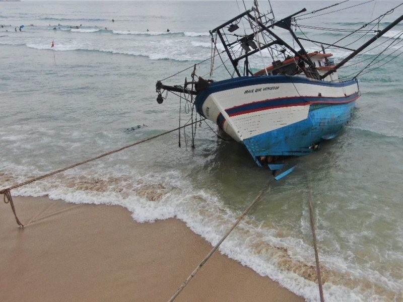 barco encalhado na praia do Santinho