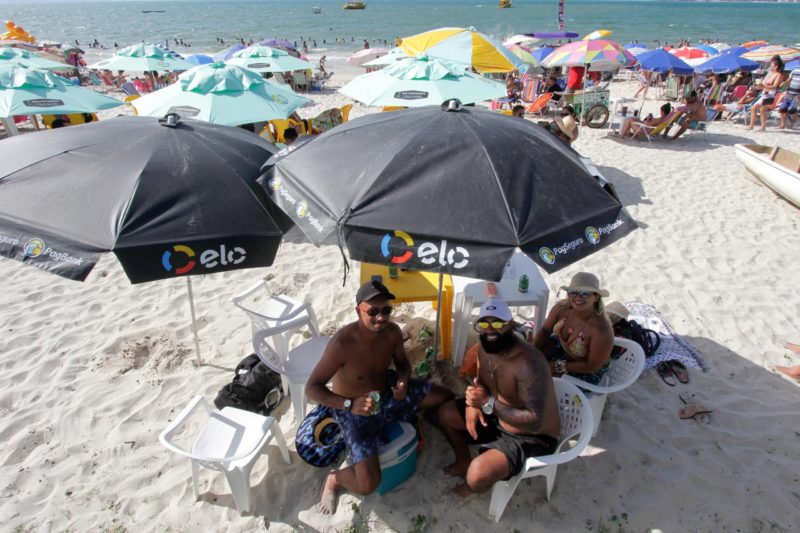 Turistas de S&atilde;o Paulo aproveitando a praia de Canasvieiras – Foto: Leo Munhoz/ND