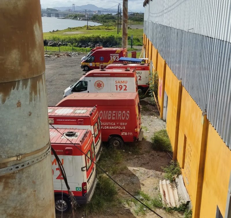 Ambul&acirc;ncias est&atilde;o paradas em p&aacute;tio de Florian&oacute;polis – Foto: Reprodu&ccedil;&atilde;o/Internet