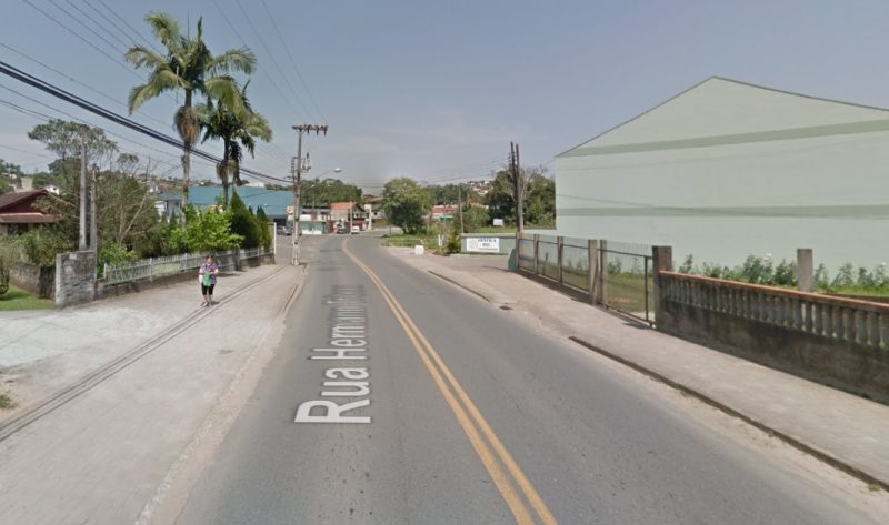 Homem ameaçou arrancar a cabeça dos pais em Blumenau