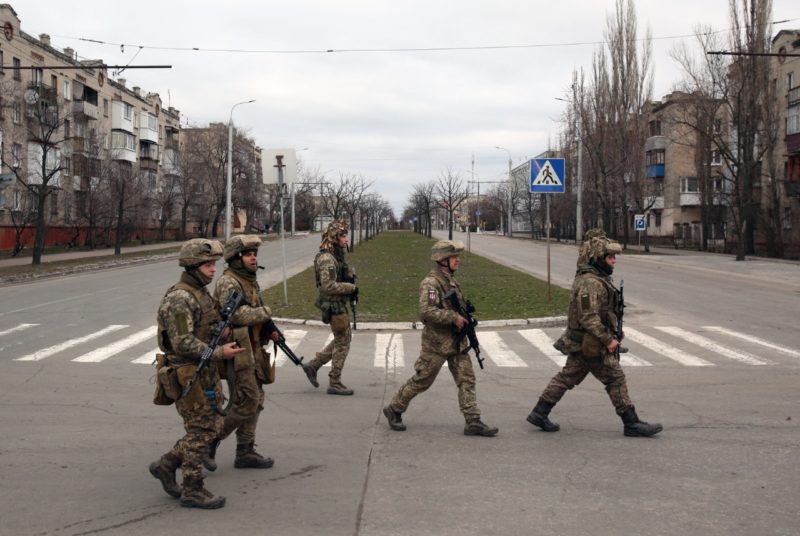 Soldados ucranianos caminhando pela cidade de Severodonetsk neste domingo (27) – Foto: Anatolli Stepanov/AFP/ND