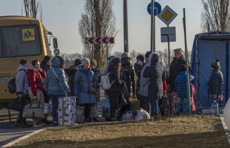 Pessoas tentando sair da auto-proclamada Donetsk, cidade de dom&iacute;nio russo que &eacute; pr&oacute;xima da Ucr&acirc;nia – Foto: Andrey Borodulin/AFP/ND