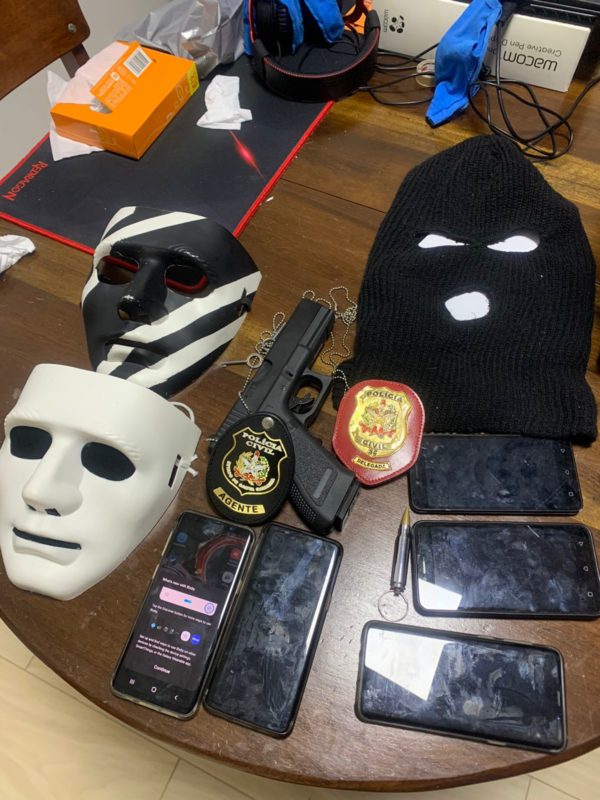 M&aacute;scaras e r&eacute;plica de arma foram usados pelo jovem para gravar v&iacute;deos – Foto: Pol&iacute;cia Civil/Divulga&ccedil;&atilde;o