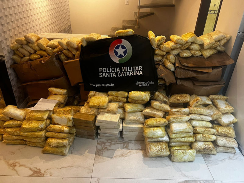 Mais de 700 kg de drogas foram apreendidos em Balne&aacute;rio Pi&ccedil;arras – Foto: Pol&iacute;cia Militar/Divulga&ccedil;&atilde;o
