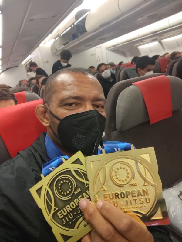 Miss&atilde;o cumprida: Ara&uacute;jo conquista ouro e bronze no Europeu de Jiu-Jitsu – Foto: Alexandre Ara&uacute;jo / Arquivo pessoal/ND