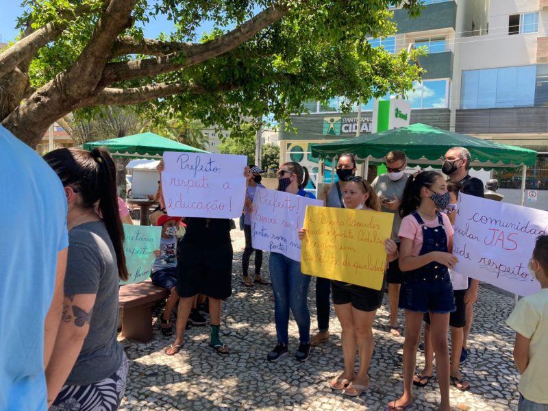 Manifestação de pais e alunos da Escola Municipal Lourdes Garcia
