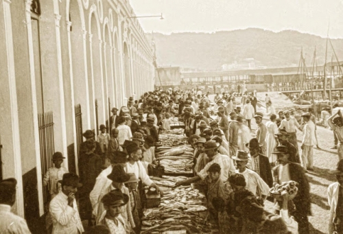 A trajet&oacute;ria do Mercado tamb&eacute;m foi escrita por comerciantes hist&oacute;ricos, que ficaram mais de cinco d&eacute;cadas atr&aacute;s de um balc&atilde;o, &agrave;s vezes passando o neg&oacute;cio para os filhos, e por personagens an&ocirc;nimos, que traziam peixes, frutas e legumes de longe, de barco ou carro&ccedil;a – Foto: Arquivo/ND