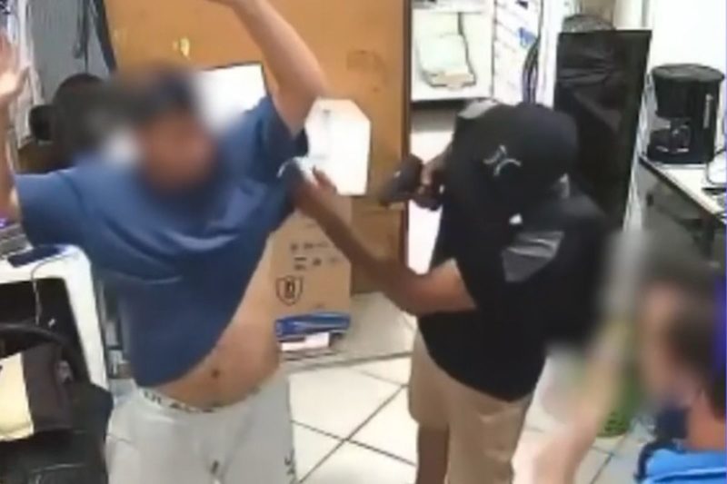 C&acirc;mera de seguran&ccedil;a flagrou momento em que suspeito armado entrou em loja da zona Sul – Foto: Reprodu&ccedil;&atilde;o/ND