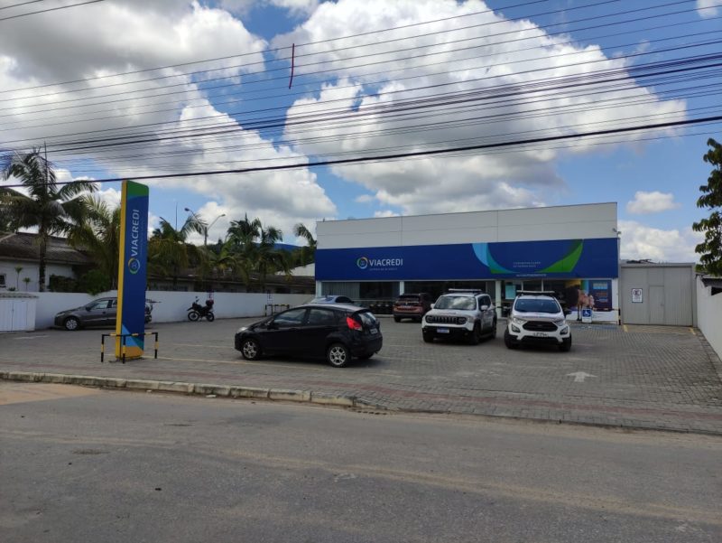 Bandidos armados e mascarados invadiram ag&ecirc;ncia de cooperativa de cr&eacute;dito em Itaja&iacute; – Foto: Pol&iacute;cia Militar/Divulga&ccedil;&atilde;o