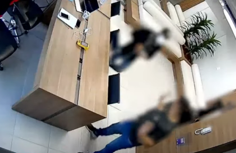 Loja de celulares &eacute; assaltada a m&atilde;o armada em S&atilde;o Jos&eacute; – Foto: Reprodu&ccedil;&atilde;o/NDTV RecordTV