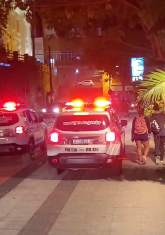 Viaturas da PM no v&atilde;o central da avenida Herc&iacute;lio Luz: mesas e cadeiras foram proibidas na sexta-feira (25) – Foto: Divulga&ccedil;&atilde;o/ND