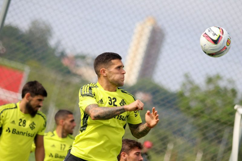 Bustos treinou normalmente e far&aacute; sua estreia caso documenta&ccedil;&atilde;o fique pronta – Foto: RICARDO DUARTE/ND