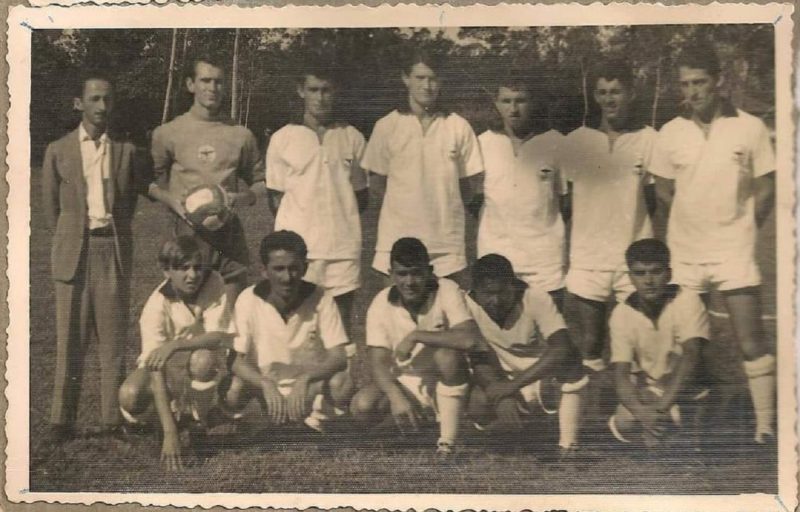 Equipe do BAC (Bigua&ccedil;u Atl&eacute;tico Clube) com v&aacute;rias personalidades do munic&iacute;pio em meados dos anos 1960. Em p&eacute;: Reduzino Faria (treinador), Silva, Eduardo Basil&iacute;cio, Ponga, Alei Siqueira,Neto Siqueira e Orival Prazeres. Agachados: M&aacute;rcio Farias, Jos&eacute; Eduardo (Zezinho), AirtonSantos (Pantera), Cebola e Jo&atilde;o Marcelino.- Foto: (Acervo John Kennedy Lara Costa/ND)