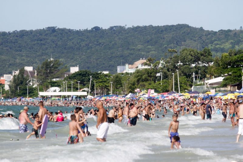 Canasvieiras &eacute; uma das praias que recebe visitantes israelenses na atual temporada de ver&atilde;o – Foto: Leo Munhoz/ND