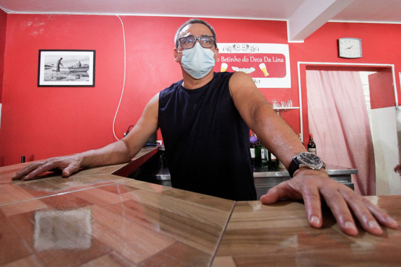 Ao fundo de M&aacute;rio C&eacute;sar est&aacute; uma foto das pescarias que Betinho fazia na Lagoa da Concei&ccedil;&atilde;o – Foto: Leo Munhoz/ND