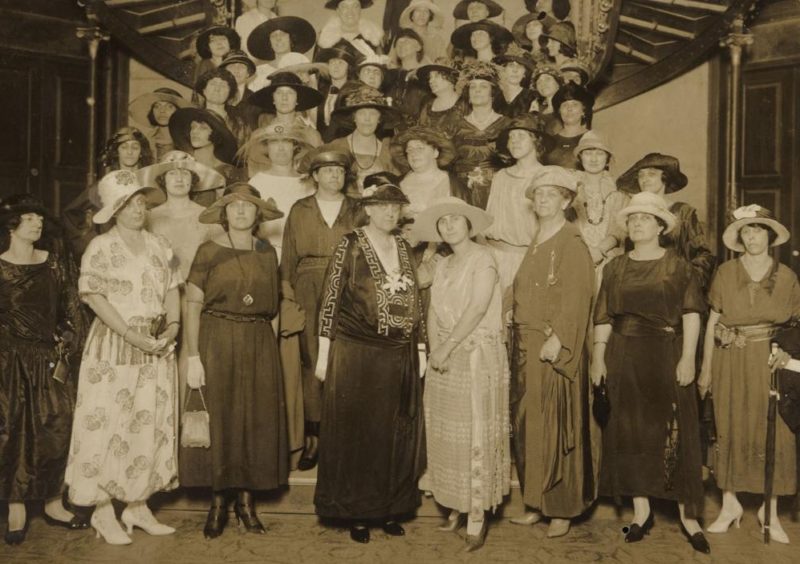 Ao lado de outras pioneiras, Bertha participou da cria&ccedil;&atilde;o da Federa&ccedil;&atilde;o Brasileira pelo Progresso Feminino – Foto: Reprodu&ccedil;&atilde;o/NDTV RecordTV