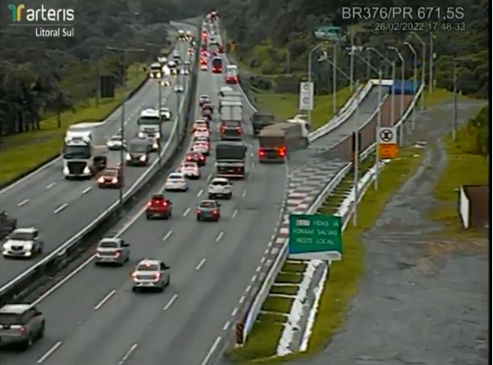 BR-376, em hor&aacute;rio de intenso movimento; mais um acidente foi evitado pelo sistema de escape, instalado na regi&atilde;o – Foto: Arteris Litoral Sul/divulga&ccedil;&atilde;o
