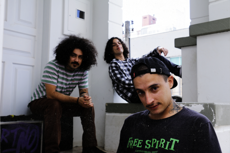 No sentido hor&aacute;rio: Vitor Graf (voz e guitarra), Yuri Oliveira (baixo) e Gustavo Borges (bateria) apostam no trabalho autoral – Foto: Leandro Lazzarotto/ Reprodu&ccedil;&atilde;o/ND