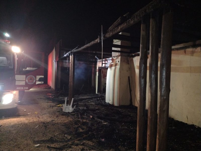 Foram utilizados 9 mil litros de &aacute;gua no combate &agrave;s chamas. – Foto: Divulga&ccedil;&atilde;o